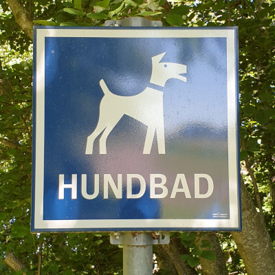 Signposts to dog bathing area. Foto: Bernd Beckmann