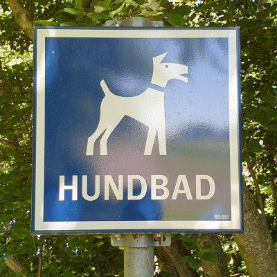 Skyltning hundbad. Foto: Bernd Beckmann