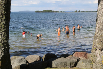 Naturstrand an der Strandpromenade in Vadstena