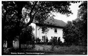 Postcard, building of the commandant's office, year unknown