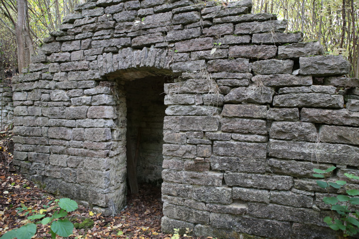 Lebensmittelkeller am Berghang bei der Kalksteintreppe (2017).