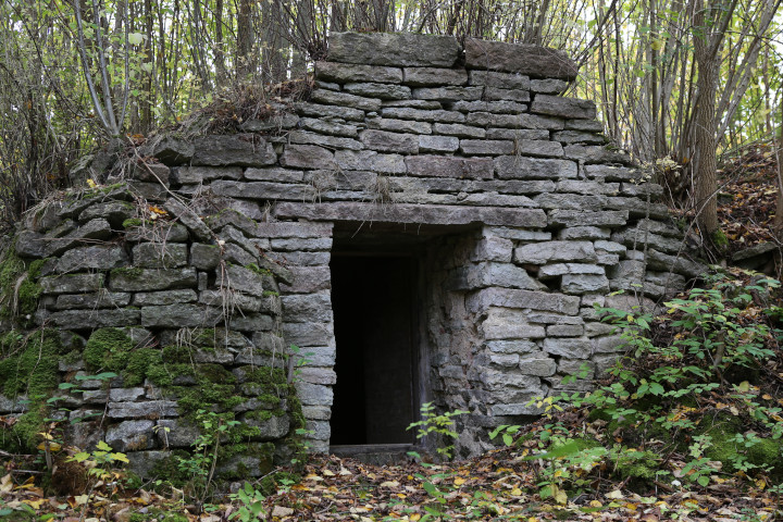 Lebensmittelkeller am Berghang bei der Kalksteintreppe (2017).