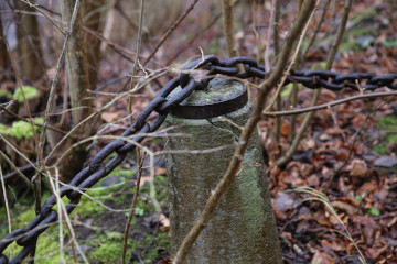 Liden, Straßengeländer an der Einfahrt vom Hafen (2017). Foto: Bernd Beckmann