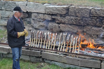 Roasting of whitefish (Sik) on Östgöta Dals Hembygdsgården / Hembygdsmuseum. Photo: Bernd Beckmann