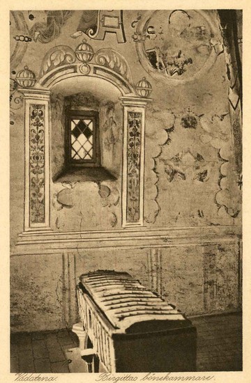 Birgitta's prayer room with her mortal remains transport case. Photo: Föreningen Gamla Vadstena