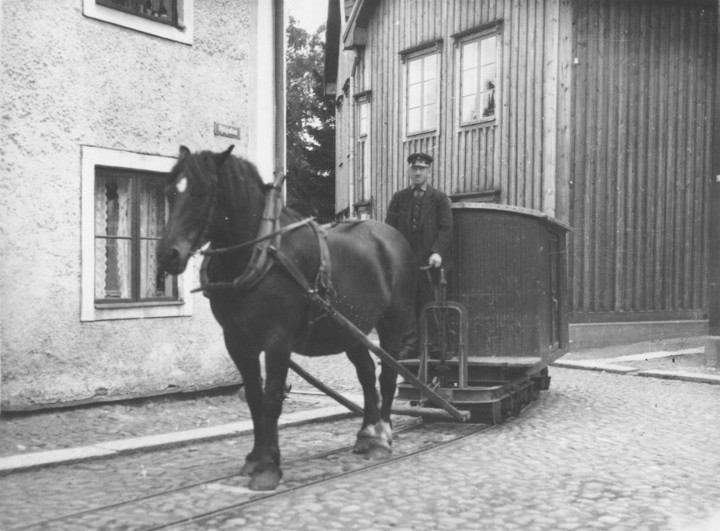 Vadstena hospitalsbana - Mattransport vid korsningen Sjögatan-Torggatan. Källa: Wikipedia