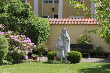 Im Garten des Gästehauses. Foto: Bernd Beckmann