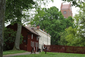 Mönchsgarten mit Pilgerzentrum, im Hintergrund der Rödtornet. Foto: Bernd Beckmann