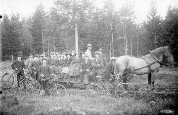 Pentecostal excursion to the Hjässatorget. Collection: Ödeshögs hembygdsbok