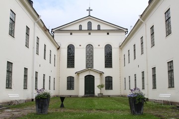 Trefaldighetsgården und Kirche